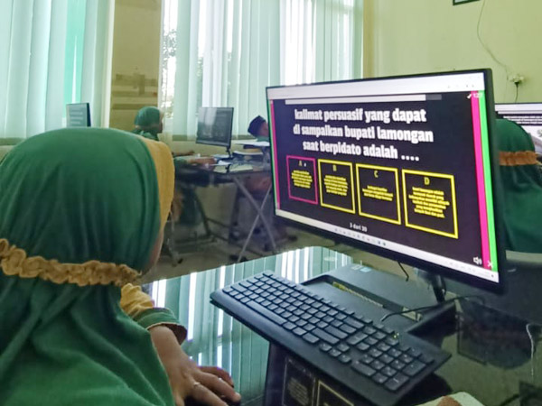 Mengenalkan Literasi Bebasis Kearifan Lokal melalui Game Wordwall oleh Mahasiswa PPL PGMI UNISLA Tahun 2024